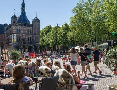 De Brink in Deventer, met De Waag en terrassen