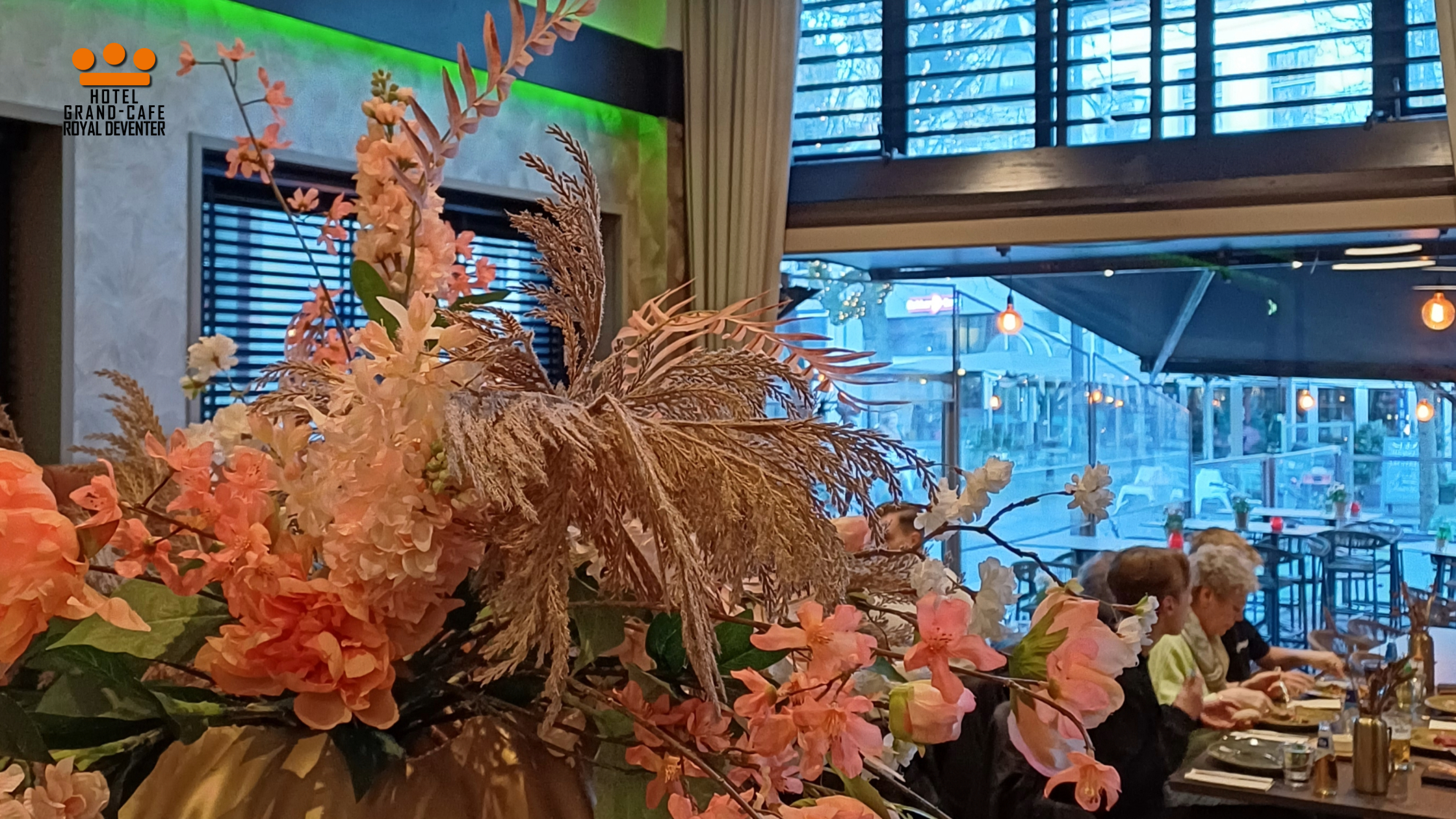Grand-café van Hotel Royal met terrasdeuren naar de Brink