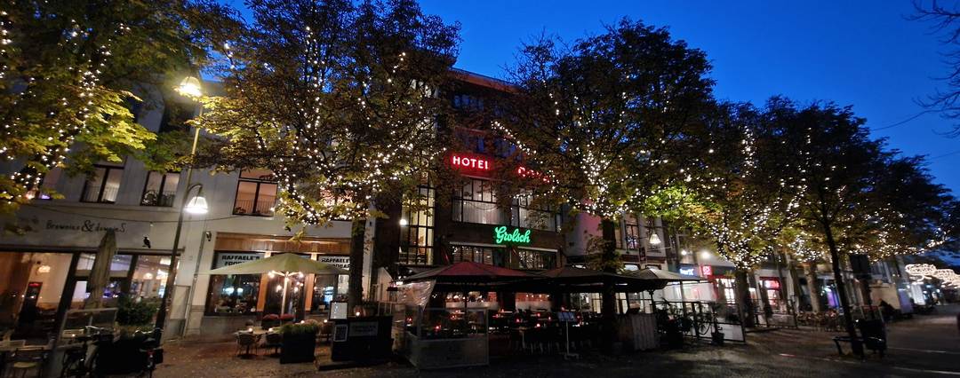 De Brink in Deventer bij avond, voor Hotel Royal